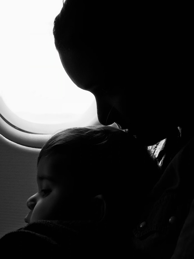 Prendre l’avion avec un bébé, comment éviter les mauvaises surprises